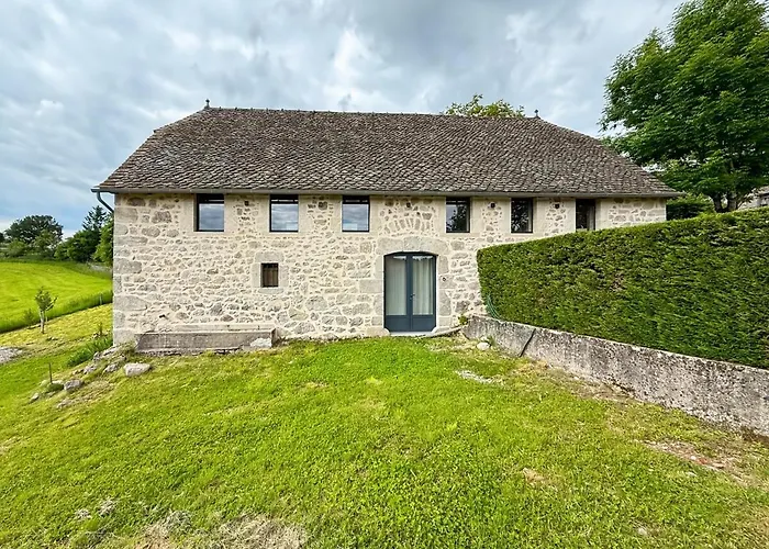 Holiday home La Grange Des Copains Du Cantal 6 Pers *