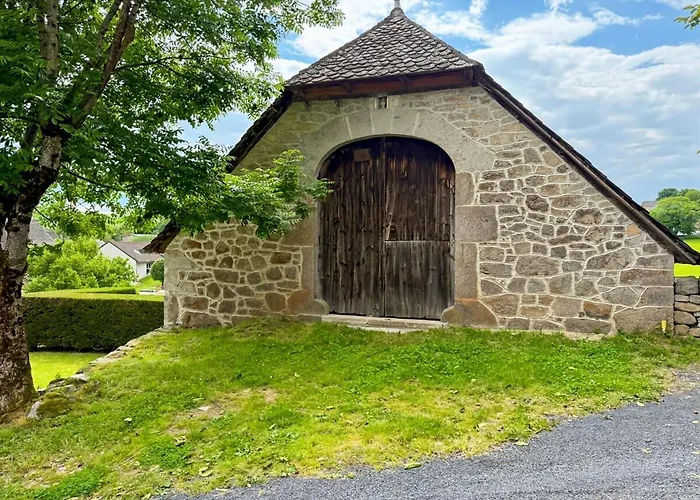 La Grange Des Copains Du Cantal 6 Pers Holiday home *